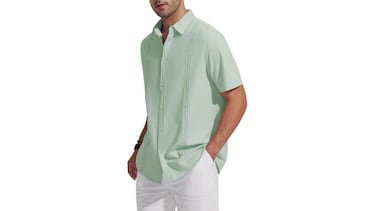 La camisa guayabera de hombre que se ha puesto de moda este verano