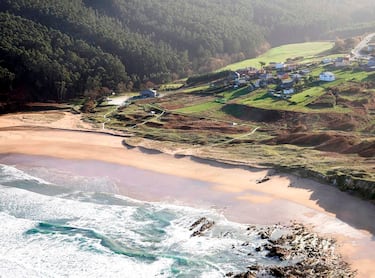 Esta playa está protegida por acantilados y por unas bonitas dunas muy bien conservadas de arena blanca que se extiende hasta el arenal. Está rodeada de naturaleza, es algo ventosa y tiene oleaje moderado. Es una playa tranquila de no fácil acceso donde el visitante solo encontrará el servicio de duchas.