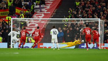 El delantero francés del Real Madrid lanza con pierna derecha desde los once metros a la izquierda de Caoimhín Kelleher y adivina el disparo.Gran parada del portero del Liverpool.