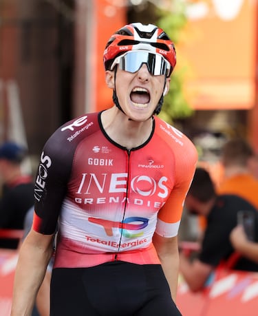 El ciclista británico, Ben Turner, entrando en meta como vencedor de la etapa. 