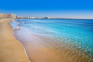 En Santa Pola encontramos esta playa de ambiente muy tranquilo, ideal para ir con niños. Su nombre lo dice todo, es de gran extensión y una de las mejores de la Costa Blanca.