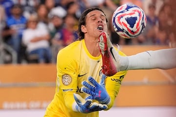 El portero del Inter, Yann Sommer, está a punto de sufrir fuego amigo en el intento de despeje de un balón por parte de su compañero Marcus Thuram, durante el partido del Mundial de Clubes entre el equipo italiano y el CF Monterrey. La falta de comunicación entre ambos hace que la bota del francés se quede a milímetros de la cara del  guardameta suizo.