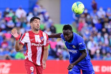 Luis Suárez y Djene Dakonam.