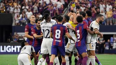 ARLINGTON, TEXAS - JULY 29: Players scuffle after Frenkie de Jong #21 of FC Barcelona is shown a yellow card during the first half of the pre-season friendly match against Real Madrid at AT&T Stadium on July 29, 2023 in Arlington, Texas. Sam Hodde/Getty Images/AFP (Photo by Sam Hodde / GETTY IMAGES NORTH AMERICA / Getty Images via AFP)