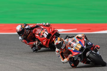 Luca Marini seguido por Pedro Acosta.