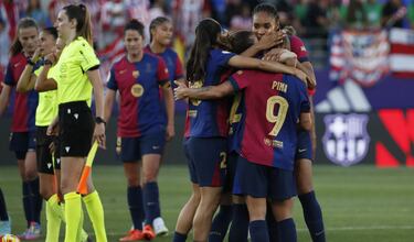 Las jugadoras del Barcelona se abrazan tras finalizar el partido.