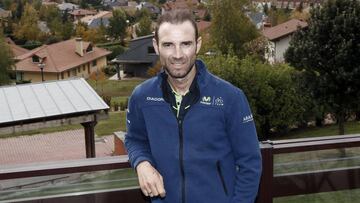 GRAF541. GORRAIZ (NAVARRA), 03/11/2017.- El corredor del equipo ciclista del Movistar Team, Alejandro Valverde posa para los fotógrafosd durante la jornada de puertas abiertas para los medios de comunicación en el último día de concentración del equipo en Gorraiz (Navarra). EFE/Jesús Diges