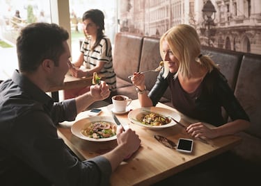 Multas de hasta $1,000 por reservar mesa con apps ilegales en Florida