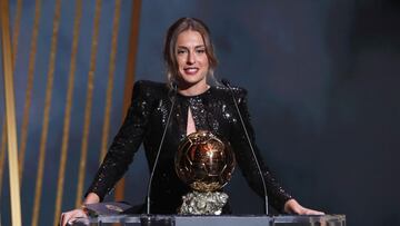 Soccer Football - The Ballon d'Or Awards - Theatre du Chatelet, Paris, France - November 29, 2021 FC Barcelona's Alexia Putellas with the women's Ballon d'Or award REUTERS/Benoit Tessier