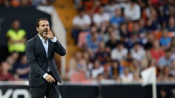 VALENCIA, 24/09/2024.- El entrenador del Valencia CF, Rubén Baraja, durante el encuentro correspondiente a la séptima jornada de LaLiga EA Sports que enfrenta al Valencia CF y al Osasuna en el estadio de Mestalla en Valencia, este martes. EFE/ Biel Aliño