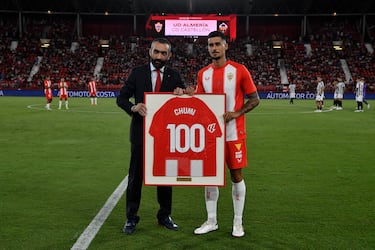 Chumi renueva con el Almería hasta 2028