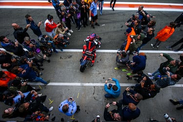 Marc se tomó con calma su primera salida sobre su nueva moto.
