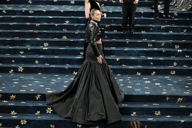 Miley Cyrus posa en la alfombra roja de la MET Gala 2025.