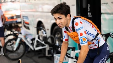 Lenny Martínez, ayer en la salida de Muret con el maillot de puntos de la montaña cubierto con un chaleco de hielo.