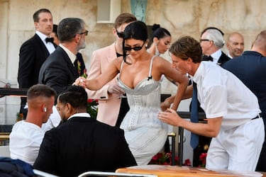 Kylie Jenner sube a un barco antes de la boda del fundador de Amazon, Jeff Bezos, y la periodista Lauren Sánchez.