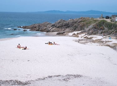 Situada en Sayanes, es una playa nudista con fuerte oleaje, perfecta para los amantes del surf. Su entorno es más salvaje y natural.