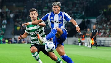 Lisbon (Portugal), 30/08/2025.- Sporting's Pedro Goncalves (L) in action against FC Porto's William Gomes during the Portuguese First League soccer match between Sporting CP and FC Porto, in Lisbon, Portugal, 30 August 2025. (Lisboa) EFE/EPA/JOSE SENA GOULAO