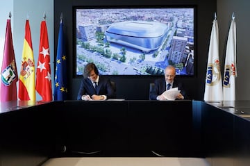 Carreras firma su contrato con el Real Madrid, junto a Florentino Pérez.