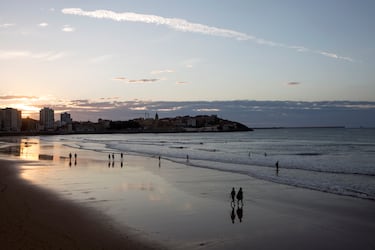 Es una de las mejores playas urbanas del país. Esta bahía de Gijón es una de las más bonitas de todo el norte de España. Está delimitada al oeste por el Cerro de Santa Catalina y al este por la desembocadura del río Piles. Es una de las playas preferidas de los surfistas y cuenta con un precioso paseo marítimo de 3 kilómetros.