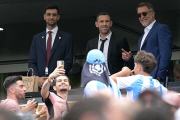 Javier Pastore, Maxi Rodriguez y Gabriel Batistuta en las gradas de MetLife Stadium para ver la final de la Copa Mundial de Clubes FIFA 2025. (Photo by JUAN MABROMATA / AFP)
