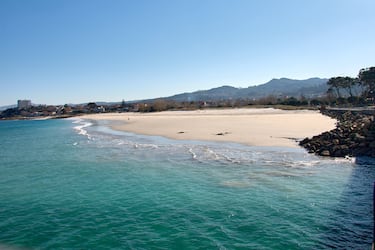 Conocida como la playa de los jóvenes, la Playa de O Vao se sitúa no muy lejos del centro de Vigo. Su apariencia de arena fina y aguas de color esmeralda hacen de O Vao un lugar perfecto para pasear y disfrutar de sus vistas.