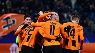 Hamburg (Germany), 28/11/2023.- Shakhtar Donetsk players celebrate after scoring the 1-0 lead during the UEFA Champions League group H match between Shakhtar Donetsk and Royal Antwerp in Hamburg, Germany, 28 November 2023. (Liga de Campeones, Alemania, Amberes, Hamburgo) EFE/EPA/FILIP SINGER
