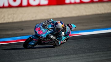 Máximo Quiles lidera la carrera de Moto3 en Assen.