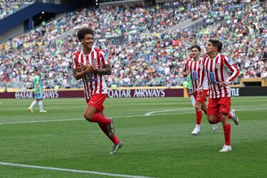 0-2. Axel Witsel celebra el segundo gol.