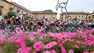 Cycling - Vuelta a Espana - Stage 2 - Alba to Limone Piemonte - Alba, Italy - August 24, 2025 General view of cyclists in action at the start of stage 2 REUTERS/Manon Cruz TPX IMAGES OF THE DAY