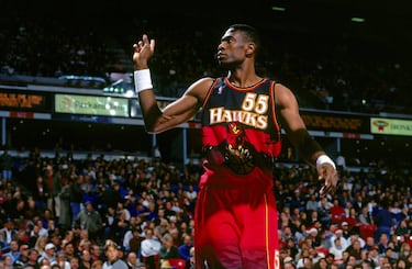 -Años en la NBA: 1991-2009 | -Equipos: Denver Nuggets, Atlanta Hawks, Philadelphia 76ers, New Jersey Nets, New York Knicks, Houston Rockets | -Medias de su carrera: 9,8 puntos, 10,3 rebotes, 2,8 tapones | -Mejor temporada: (1991-92) 16,6 puntos, 12,3 rebotes, 3 tapones | -Méritos: 4 veces mejor defensor, 8 veces all star. | Uno de los mejores defensores de la historia y una máquina poniendo tapones. Sólo Olajuwon ha puesto más que él. Promedió un doble-doble en 12 de sus 13 primeras temporadas en la NBA y no fue hasta los 36 años cuando dejó de hacerlo. Además, está empatado con Olajuwon como los dos jugadores que más triples-dobles de puntos, rebotes y tapones han logrado nunca. Este congoleño de 2,18 supuso un impacto inmediato en su tras su llegada, ya con 25 años. Esa primera temporada sería seleccionado para el primero de sus ocho all star. Es junto a Ben Wallace el que más veces ha ganado el premio a mejor defensor, cuatro en total con tres equipos distintos. Entre el primero y el último pasaron seis años, más que cualquier otro que se lo haya llevado más de una vez.

