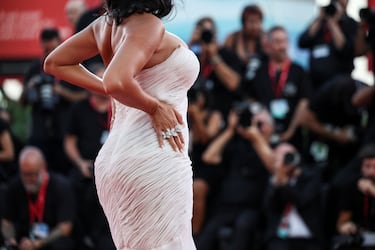 La modelo y empresaria hispanoargentina, una vez más, ha brillado en el Festival de Venecia. La pareja de Cristiano Ronaldo ha atraído todos los 'flashes' con su nuevo look. Vistió un vestido blanco de Óscar de la Renta,con escote palabra de honor y abertura en la pierna.