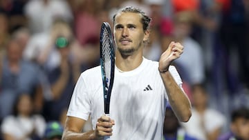 Alexander Zverev celebra su victoria contra Alexei Popyrin en Toronto.