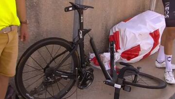 Caída en bloque del Ineos: pilló a Thomas y rompió una bici