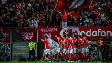 La plantilla del Benfica durante un partido.