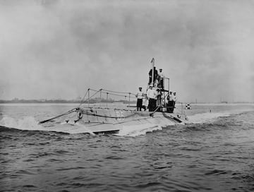 El 8 de marzo, en Cartagena el submarino español B6 obtiene el récord mundial al aguantar 72 horas sumergido. El anterior récord era de 66 horas, logrado por el submarino alemán U-35 durante la Primera Guerra Mundial.
El actual récord lo logró el 17 de marzo de 2025 un submarino británico de la Royal Navy Vanguard, que permaneció 224 días sumergido.