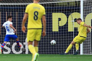 Minuto 39. Menuda guerra se dan el Villarreal y el Barcelona. Gran jugada colectiva del submarino amarillo que finaliza con un pase filtrado de Gerard Moreno a Sorloth que solo tiene que empujarla, 2-2.