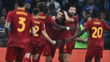 Genoa (Italy), 17/10/2022.- Roma's Lorenzo Pellegrini (R) jubilates with his teammates after scoring goal during the Italian Serie A soccer match between Uc Sampdoria vs As Roma at Luigi Ferraris stadium in Genoa, Italy, 17 October 2022. (Italia, Génova) EFE/EPA/LUCA ZENNARO