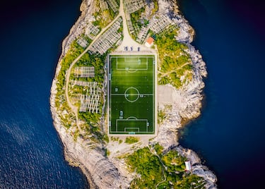 El Henningsvaer Stadium apenas tiene gradas en sus laterales y su espacio es el preciso y justo para las medidas del terreno de juego de un campo de fútbol.