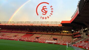 01-07-25. IMAGEN DEL ESTADIO EL MOLINÓN CON EL LOGOTIPO DEL 120 ANIVERSARIO DEL SPORTING.