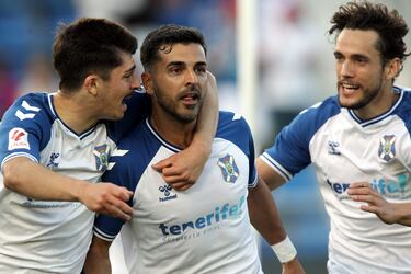 Tiene 36 años y sigue haciendo goles como el primer día. Ángel dio la victoria al Tenerife con un gol in extremis. Control y media vuelta antes de su disparo, en el minuto 87, para llevar al delirio al todo el Heliodoro. Ya suma diez tantos (nueve en Liga y uno en Copa).