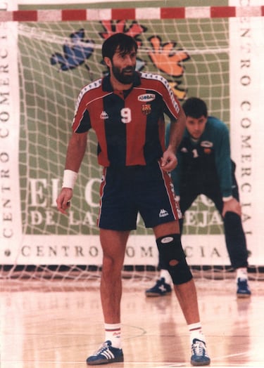 Lateral izquierdo de 1,96 metros (59 años), internacional yugoslavo nacido en Montenegro, militó en el Metaloplastica, Barcelona y Granollers ante de convertirse en entrenador (dirigió al Ciudad Real). Campeon olimpico y de Europa con Serbia, ganó tres Copas de Europa de clubes, dos con el Metaloplastica y una con el Barcelona,