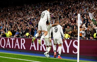 2-0. El nueve del Real Madrid celebra el segundo tanto con sus compañeros.