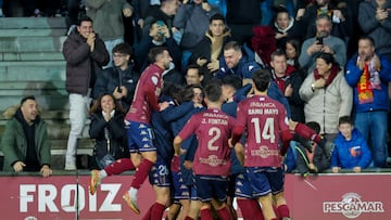 PONTEVEDRA, 03/01/2025.- Los jugadores del Pontevedra celebran el gol de su compañero Dalisson de Almeida ante el Mallorca, durante el partido de Copa del Rey disputado este viernes en el estadio de Pasarón, en Pontevedra. EFE/Lavandeira Jr