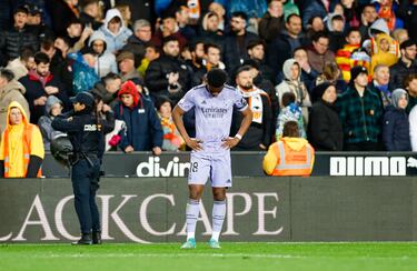 El jugador del Real Madrid, Aurelien Tchouameni, desolado por la gravedad de la lesión del defensa guineano del Valencia.