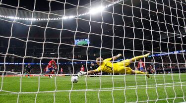 1-0. Antoine Griezmann, desde la frontal del área, chuta cruzado y raso al segundo palo para batir Joe Hart.