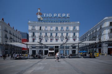 Toldos instalados por el Ayuntamiento de Madrid en la Puerta del Sol. El Ayuntamiento de Madrid defiende la instalación de toldos desmontables en la Puerta del Sol, argumentando que es un Bien de Interés Cultural (BIC) donde no se pueden plantar árboles ni instalar estructuras permanentes.
02 JULIO 2025
Eduardo Parra / Europa Press
02/07/2025