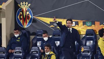 Villarreal's Spanish coach Unai Emery gestures during UEFA Europa League round of 32 second leg football match between Villarreal CF and Salzburg at La Ceramica stadium in Vila-real on February 25, 2021. (Photo by JOSE JORDAN / AFP)