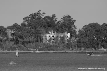 En la Bahía de Santander, en el término de Pontejos, se encuentra esta pequeña península, antaño isla, de poco más de 187 metros.  En este lugar, en el s.XIX, se encontraba un lazareto para los marineros que sufrían enfermedades tropicales y servía como lugar de cuarentena. Además, se convirtió en un hospital para tuberculosos. El misterio siempre ha rodeado Isla Pedrosa pero se acentuó cuando una joven llamada Anita Lauda afirmó sentir ‘vibraciones extrañas’