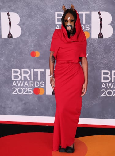 horsegiirL posa en la alfombra de los Brit Awards 2025.
