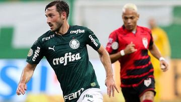 Matías Viña conduce el balón